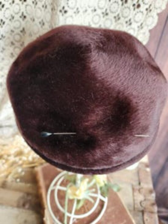 Vintage 1940s 1950s Hat, Jaccard Exclusive Brown Felt Pillbox with Brooch and Ha main image 4